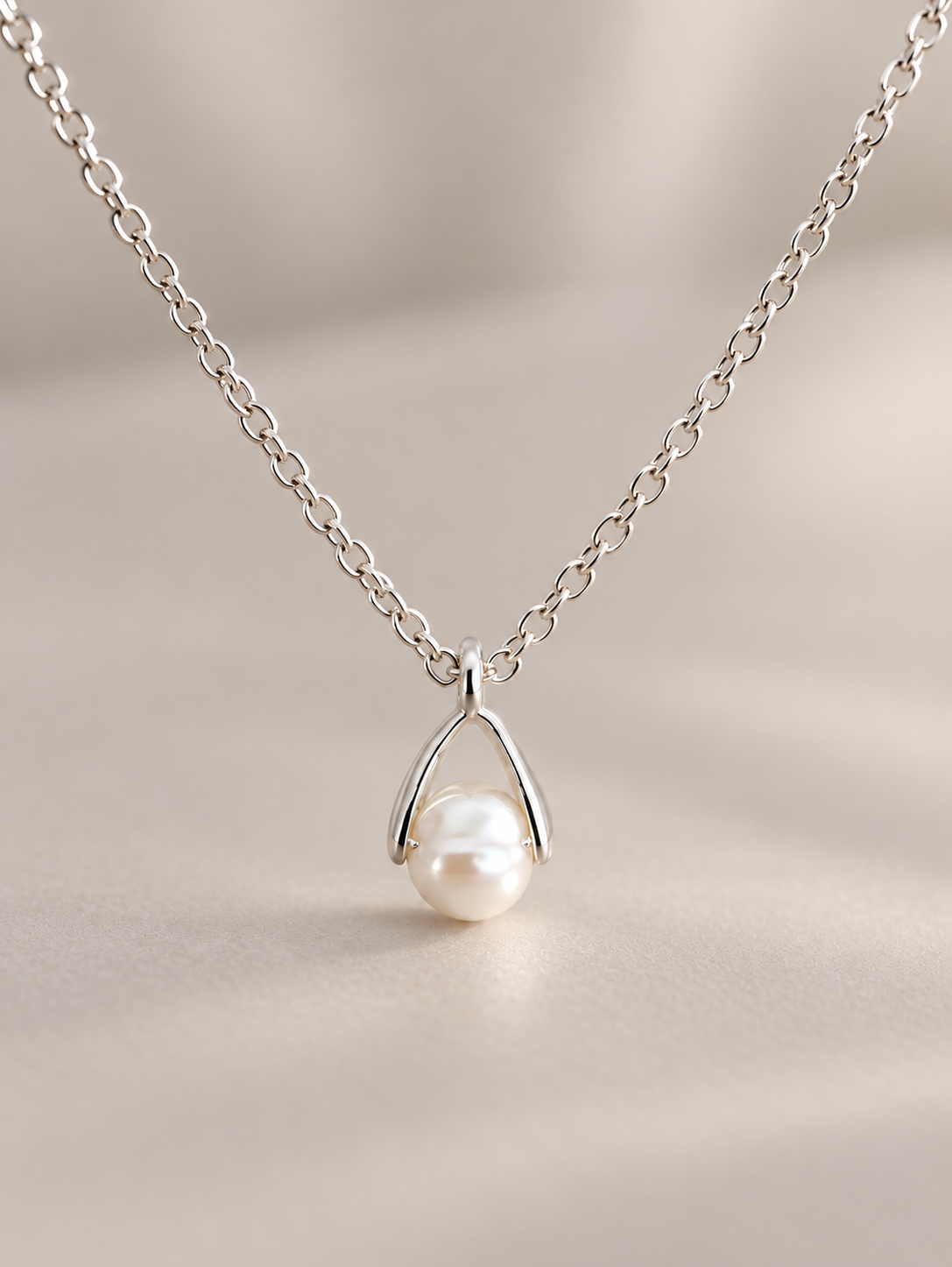 Silver plated freshwater pearl pendant necklace