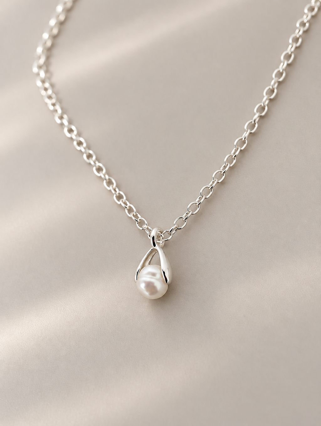 Silver plated freshwater pearl pendant necklace