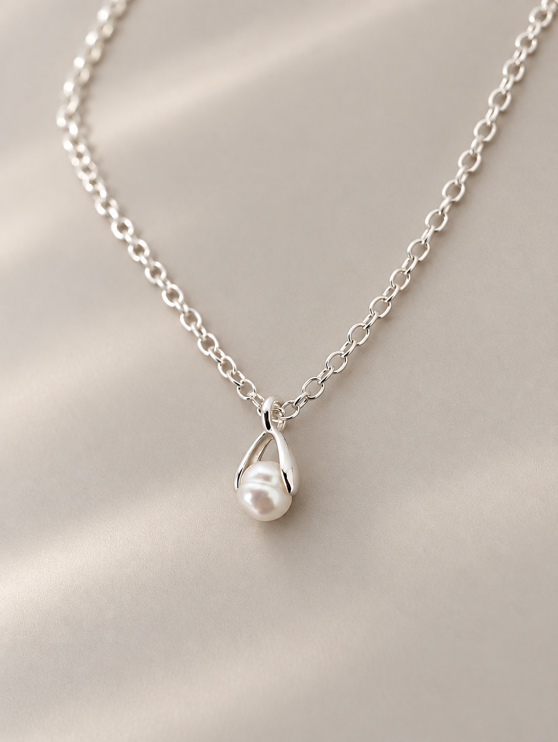 Silver plated freshwater pearl pendant necklace