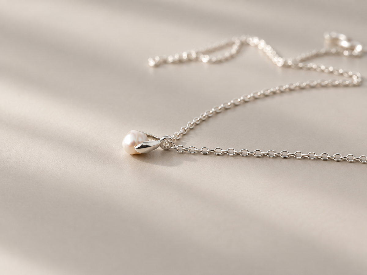 Silver plated freshwater pearl pendant necklace